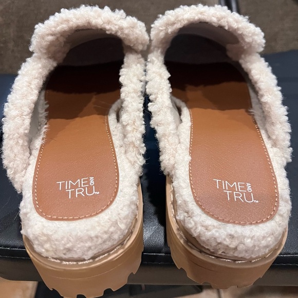 Tan Time and Tru faux leather women's Mules with faux shearling Lining. Size 10 - Picture 4 of 8